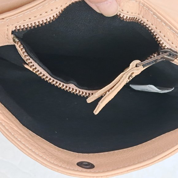 Wanderers Travel Co. THE SALZBURG CROSSBODY Leather Bag in Blush - Picture 8 of 16